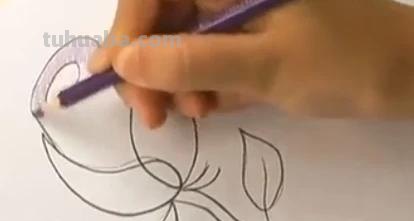 怎么用彩铅画玫瑰花（怎么用彩铅画玫瑰花,好看又简单）
