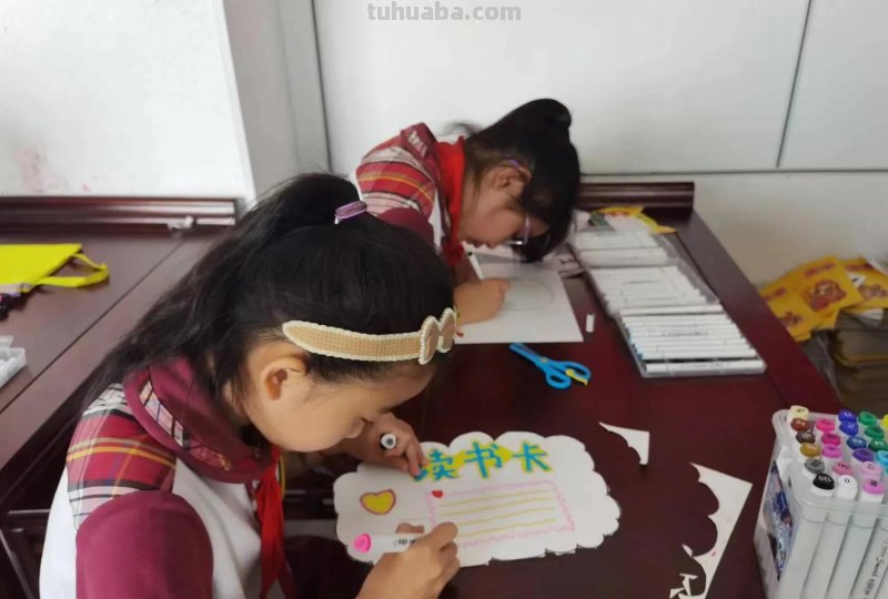 保定市竞秀区图书馆开展创意读书卡制作活动