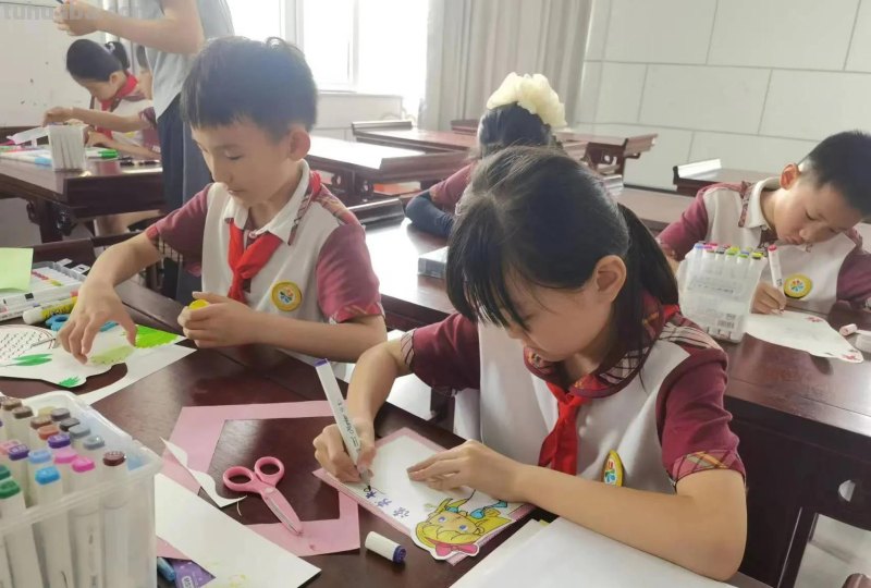 保定市竞秀区图书馆开展创意读书卡制作活动