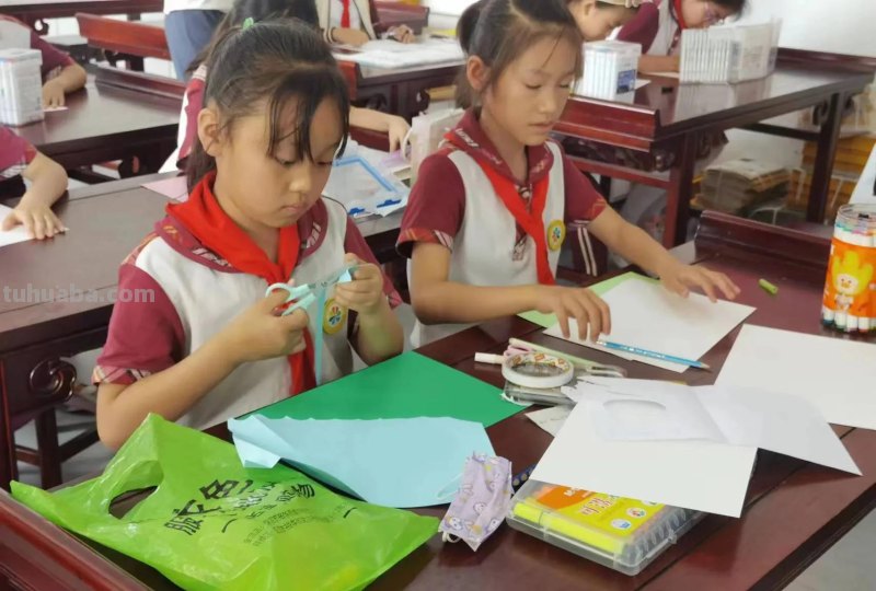 保定市竞秀区图书馆开展创意读书卡制作活动