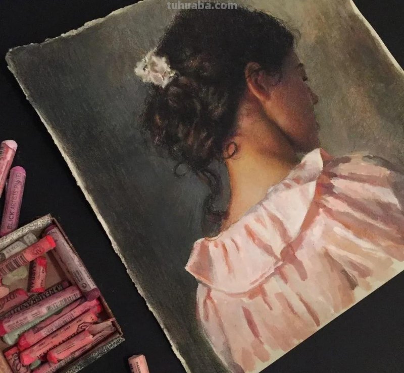 色粉画的色彩柔和美，色粉人像