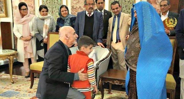 一双眼睛征服全世界,多年后,摄影师再次见到她后发现了什么?