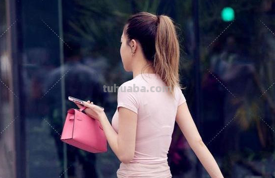 小姐姐身穿粉色紧身连衣裙,让人想到了樱花少女,你觉得适合年轻女孩子...