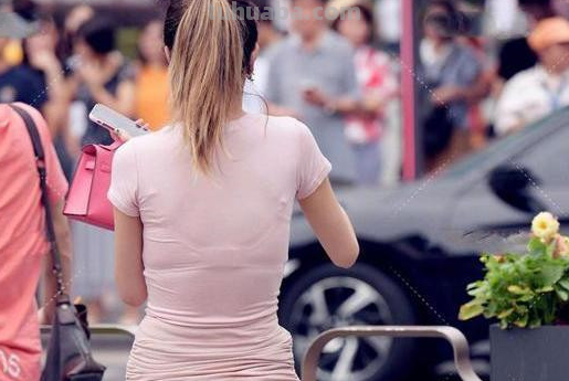 小姐姐身穿粉色紧身连衣裙,让人想到了樱花少女,你觉得适合年轻女孩子...