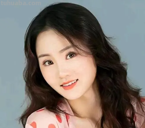 歌手二小姐的真实姓名是什么?（二小姐打一字）