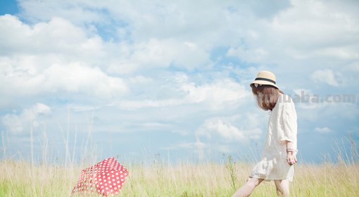 我要找一张图片,是手机壁纸,内容是一个戴草帽的女孩子,在整个画面的右...