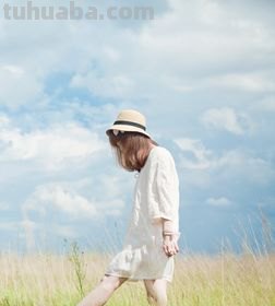 我要找一张图片,是手机壁纸,内容是一个戴草帽的女孩子,在整个画面的右...