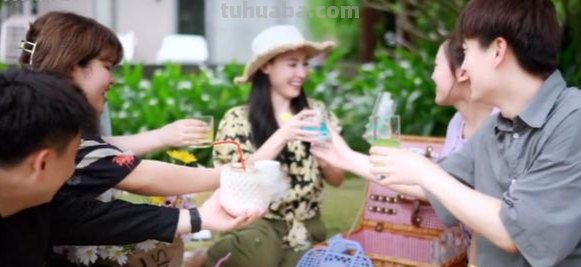 张柏芝穿碎花衬衫配草帽好少女,你喜欢她的这种风格吗?