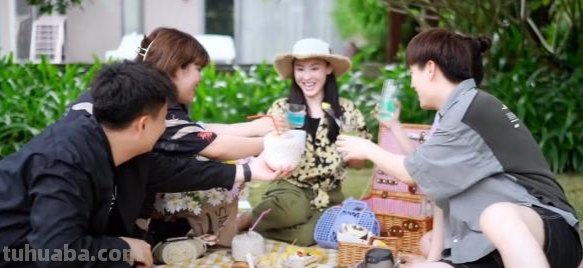 张柏芝穿碎花衬衫配草帽好少女,你喜欢她的这种风格吗?