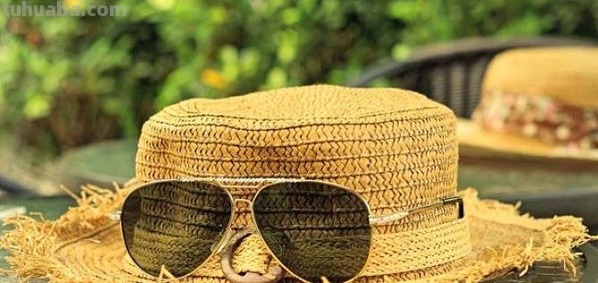 张柏芝穿碎花衬衫配草帽好少女,你喜欢她的这种风格吗?