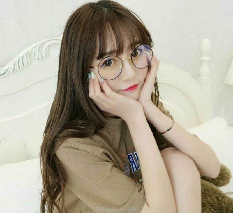 有人说戴眼镜的女生看起来很可爱,你怎么看?