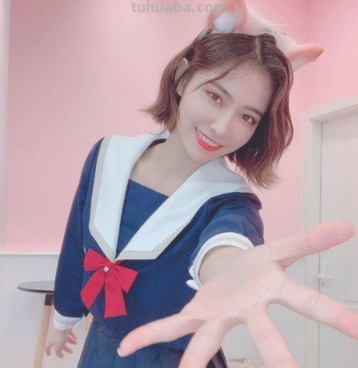 许佳琪穿上之后白到发光,俏皮又可爱,深蓝色JK制服有多好看?