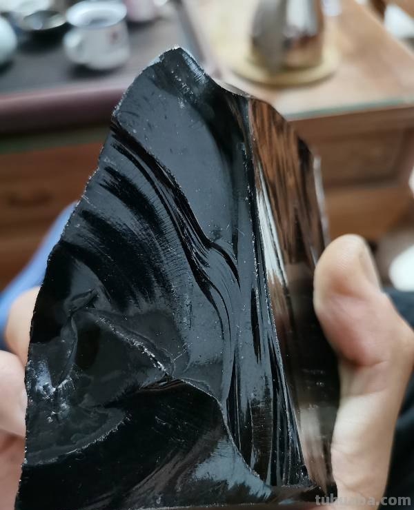 黑玛瑙和黑曜石有什么区别?（黑曜石图片）