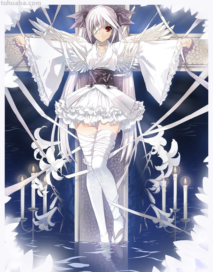 跪求一张动漫图片:一个白发少女被白布带缠在十字架上,裙子是白色的,有...