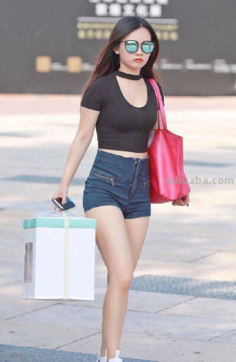 黑色紧身上衣搭配牛仔裤,拉长腿部线条,凸显好身材,这样的风格你喜欢吗...（黑色紧身衣照片大全）