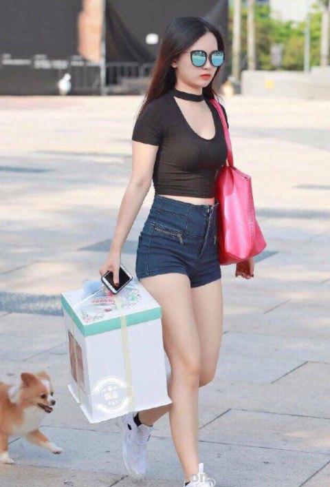 黑色紧身上衣搭配牛仔裤,拉长腿部线条,凸显好身材,这样的风格你喜欢吗...