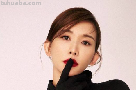 林志玲的一组最新封面大片惊喜释出,身穿黑色紧身衣,有着怎样的气质...