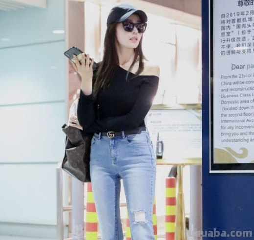 张天爱有颜又会穿,黑色紧身衣配阔腿裤搭出好比例,大长腿有多晃眼?