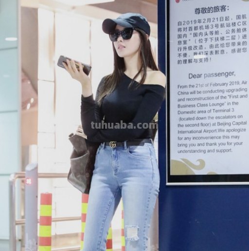 张天爱有颜又会穿,黑色紧身衣配阔腿裤搭出好比例,大长腿有多晃眼?