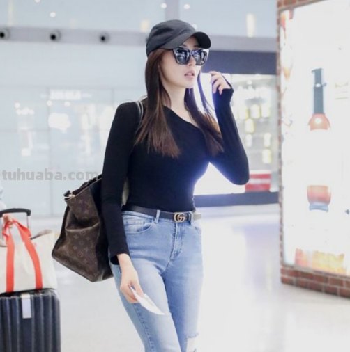 张天爱有颜又会穿,黑色紧身衣配阔腿裤搭出好比例,大长腿有多晃眼?