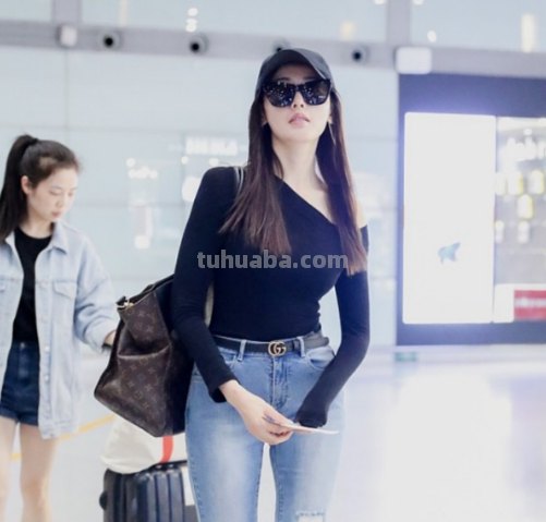 张天爱有颜又会穿,黑色紧身衣配阔腿裤搭出好比例,大长腿有多晃眼?