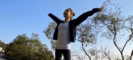 49岁黎姿晒美照,穿运动装爬山放风休闲,她的这种穿搭你喜欢吗?