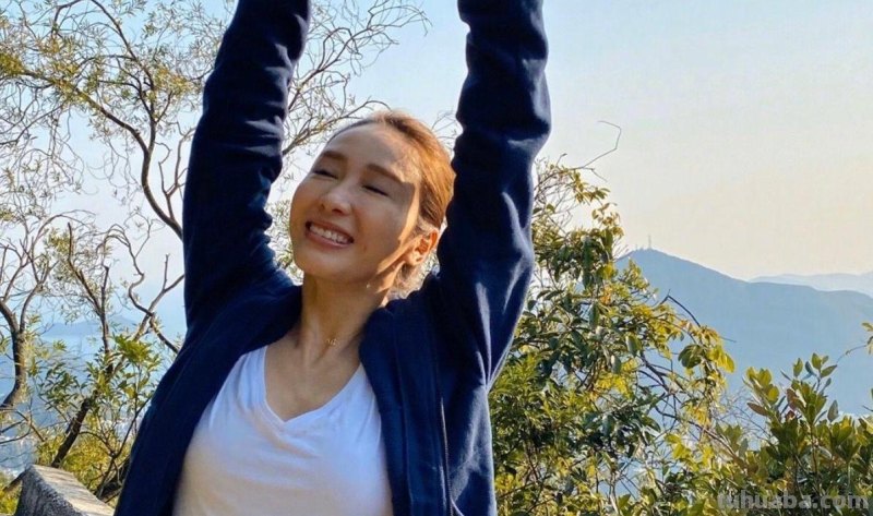 49岁黎姿晒美照,穿运动装爬山放风休闲,她的这种穿搭你喜欢吗?