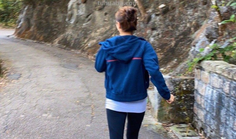 49岁黎姿晒美照,穿运动装爬山放风休闲,她的这种穿搭你喜欢吗?