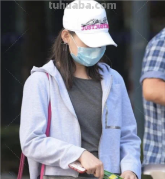 美女一身浅色系运动装,清爽又性感,你觉得怎么样?