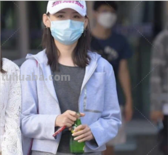 美女一身浅色系运动装,清爽又性感,你觉得怎么样?