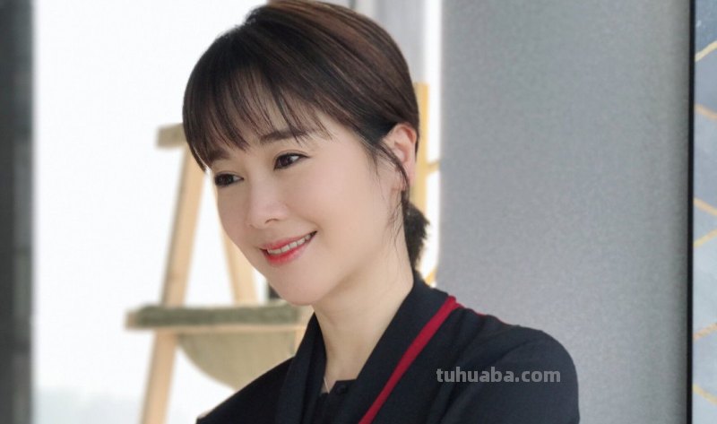 左小青穿运动服配短裤,仙鹤腿让人羡慕,你觉得她的风格究竟怎么样...