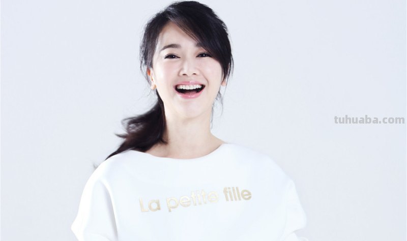 左小青穿运动服配短裤,仙鹤腿让人羡慕,你觉得她的风格究竟怎么样...