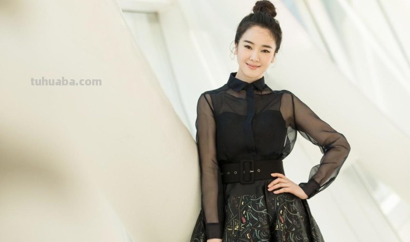 左小青穿运动服配短裤,仙鹤腿让人羡慕,你觉得她的风格究竟怎么样...