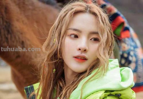 杨超越拍水手服胶片写真,你有没有被她的写真惊艳到?