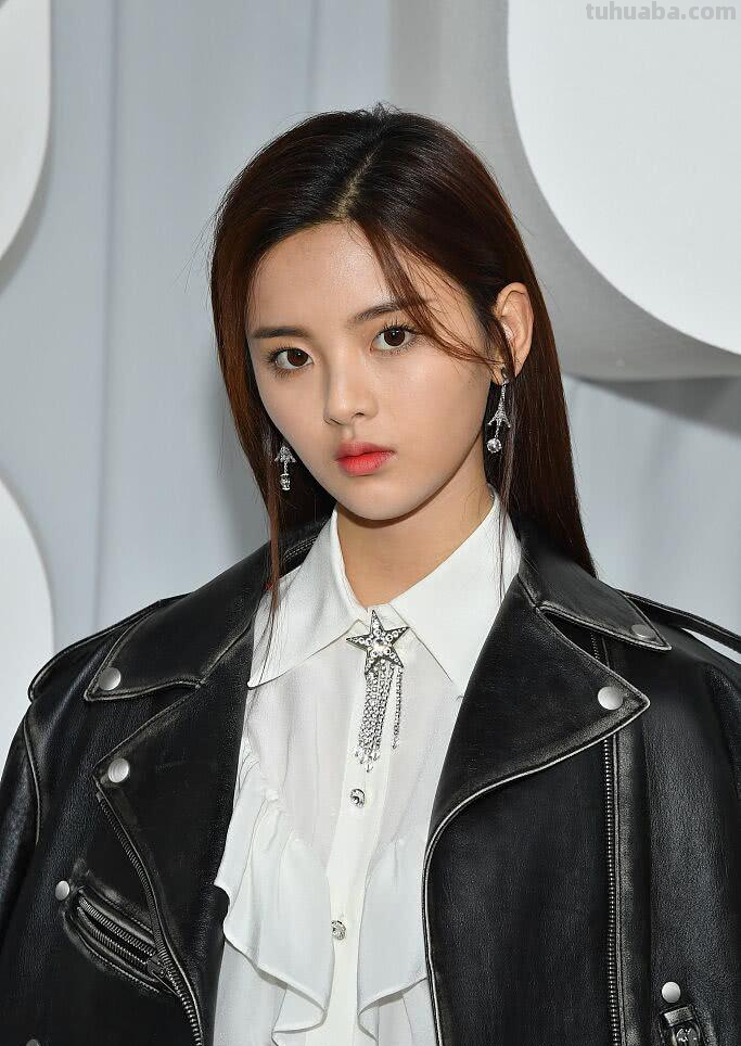 杨超越拍水手服胶片写真,你有没有被她的写真惊艳到?