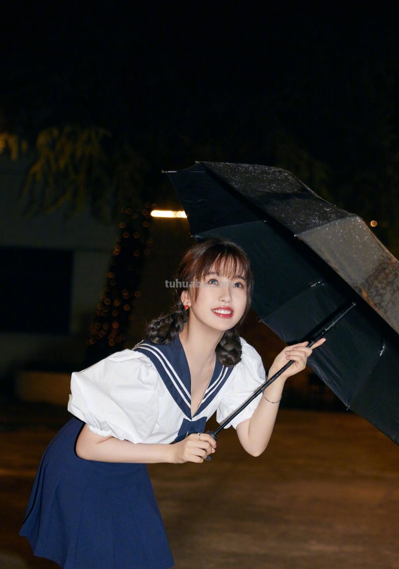 虞书欣晒水手服写真,对于这组照片你有何评价?