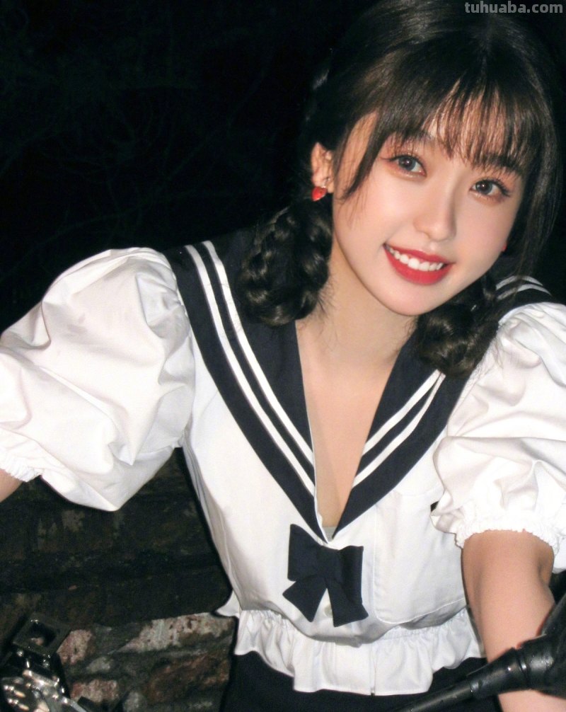 虞书欣晒水手服写真,对于这组照片你有何评价?