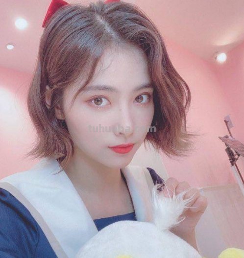 许佳琪穿上之后白到发光,俏皮又可爱,深蓝色JK制服有多好看?