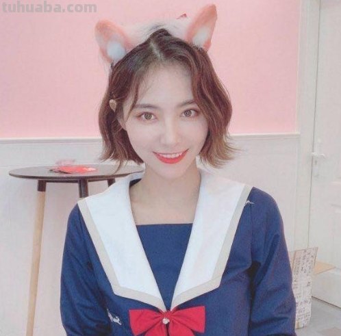 许佳琪穿上之后白到发光,俏皮又可爱,深蓝色JK制服有多好看?