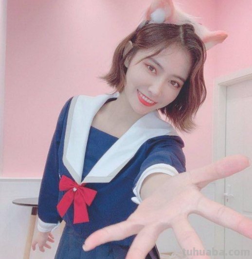 许佳琪穿上之后白到发光,俏皮又可爱,深蓝色JK制服有多好看?