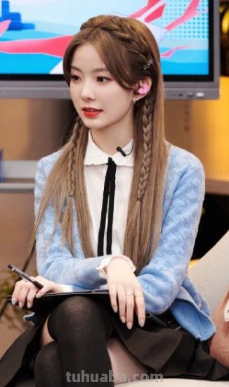 陈卓璇学院风造型释出,JK制服配死亡黑袜,灵气显少女魅力,你爱了么...