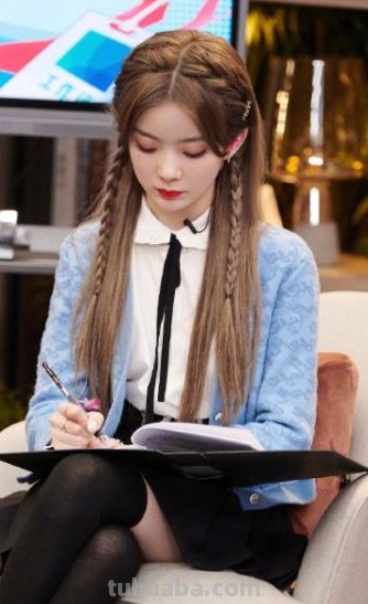 陈卓璇学院风造型释出,JK制服配死亡黑袜,灵气显少女魅力,你爱了么...