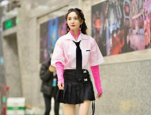 杨幂又成功“扮嫩”,穿JK制服满屏都是大长腿,有少女感吗?