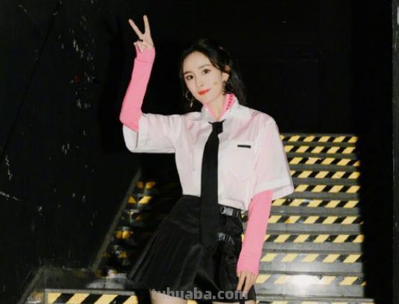 杨幂又成功“扮嫩”,穿JK制服满屏都是大长腿,有少女感吗?