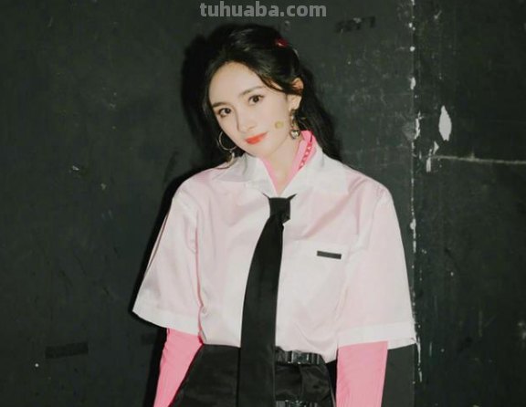 杨幂又成功“扮嫩”,穿JK制服满屏都是大长腿,有少女感吗?