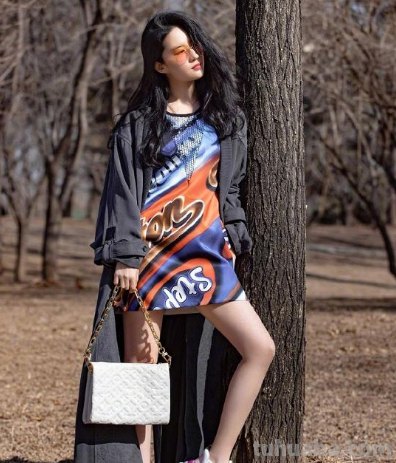 刘亦菲瘦回颜值巅峰,穿紧身裤勒出模特腿,是你记忆中的神仙姐姐吗?（紧身裤照片黑色）