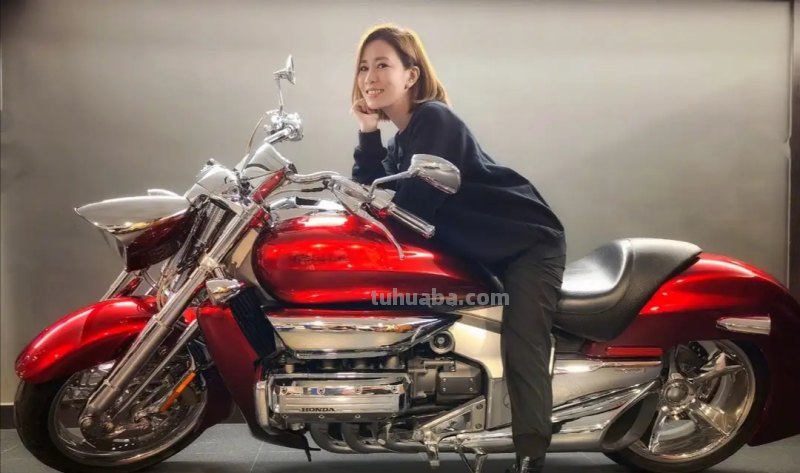 45岁佘诗曼晒近照,紧身裤太显腿长,她的状态如何?