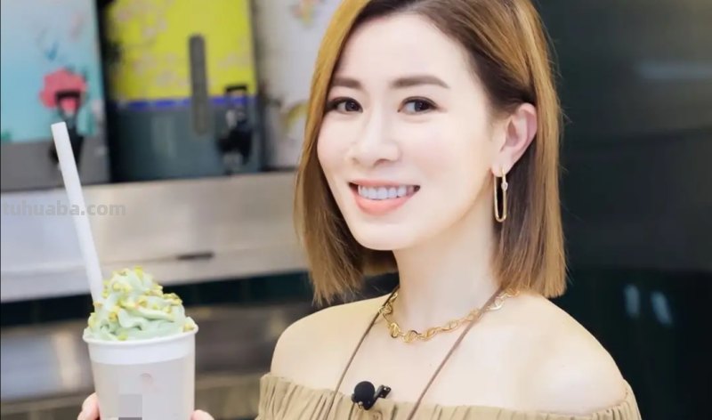 45岁佘诗曼晒近照,紧身裤太显腿长,她的状态如何?