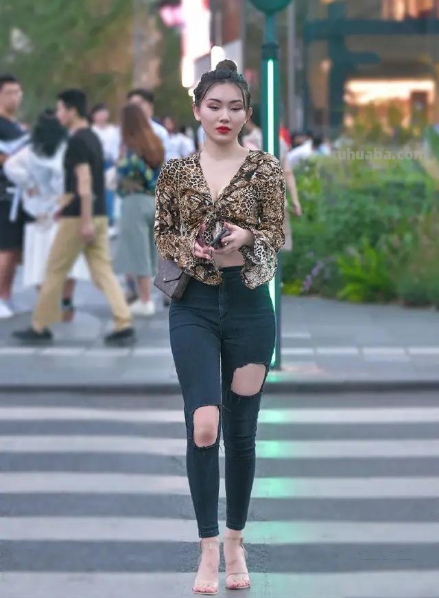 豹纹露脐衬衣搭配紧身破洞裤,时尚清爽,彰显优雅气质,你爱了吗?