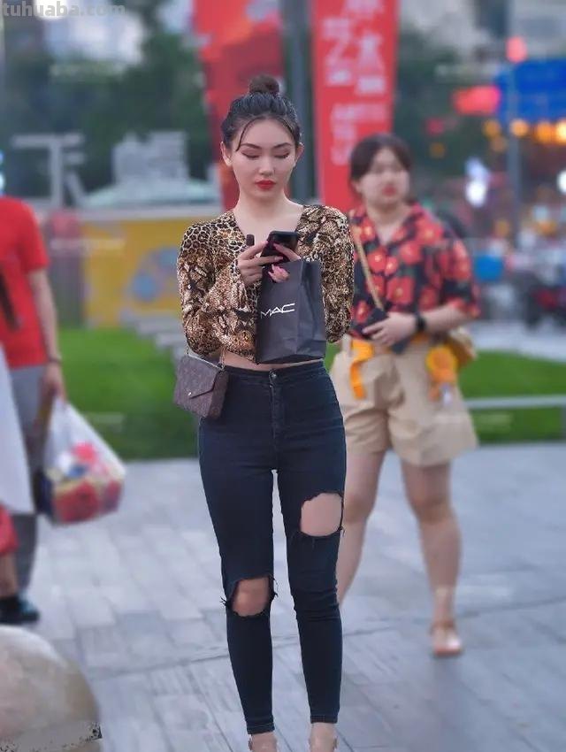 豹纹露脐衬衣搭配紧身破洞裤,时尚清爽,彰显优雅气质,你爱了吗?
